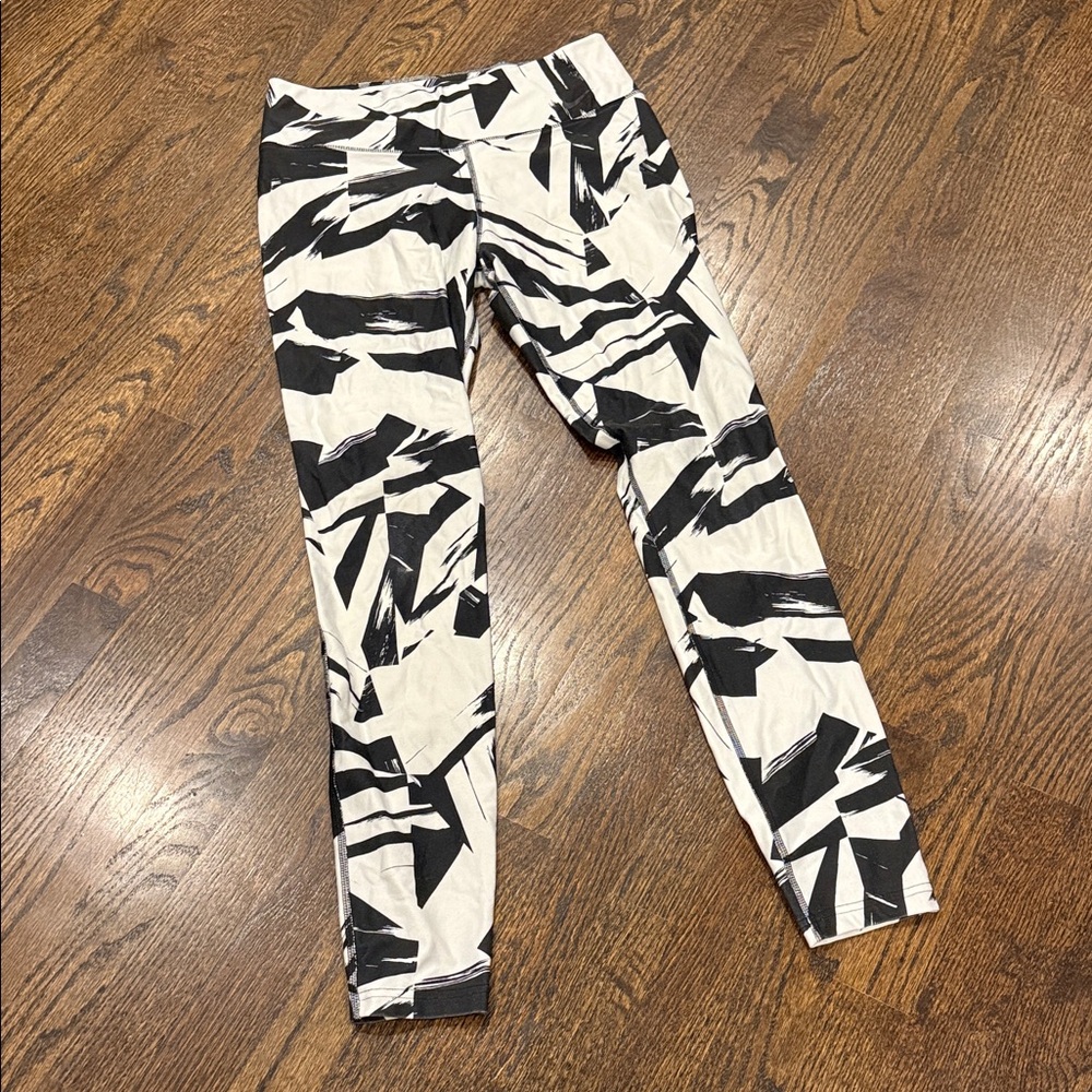 Nike woman’s medium Black and White Abstract Print Leggings used